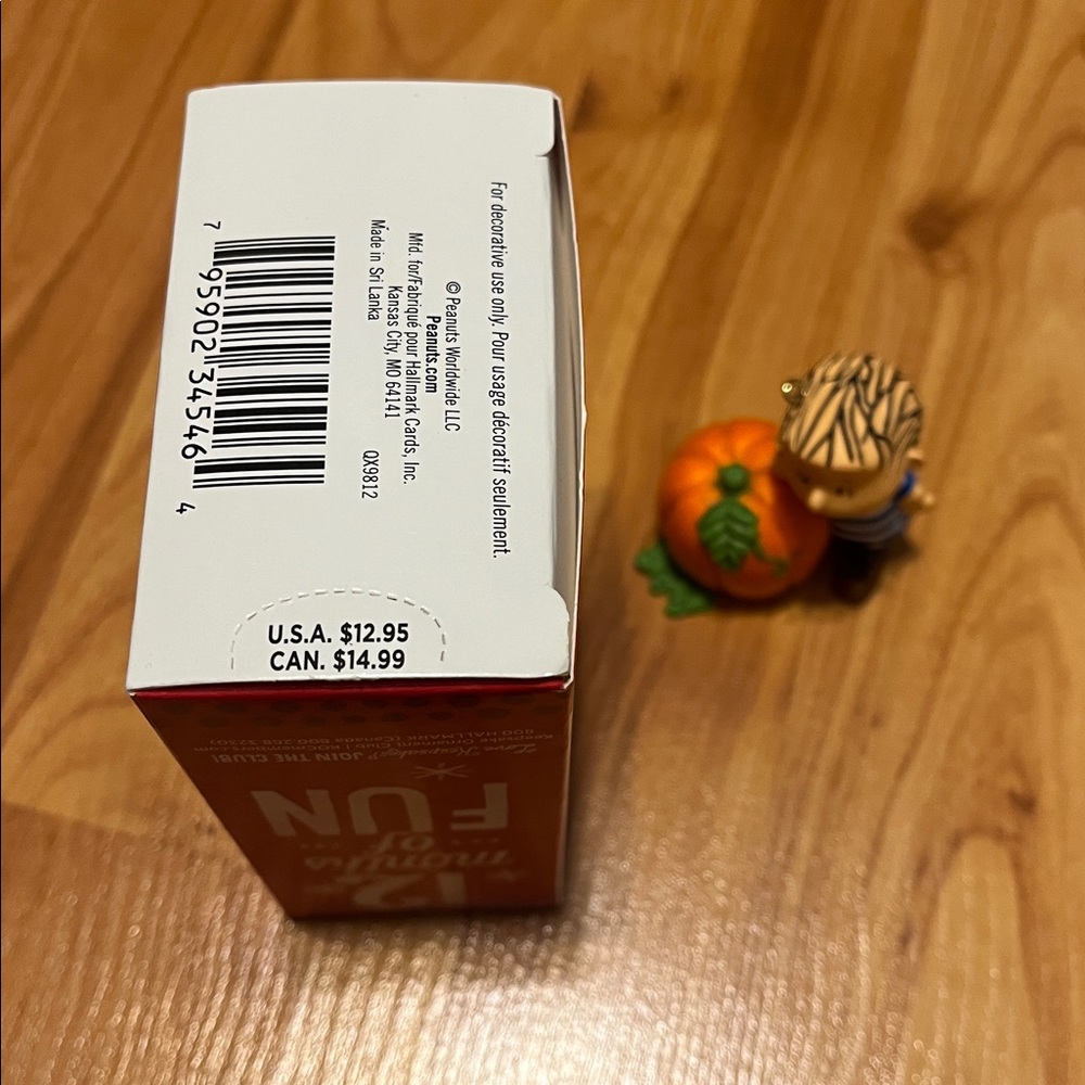Hallmark Keepsake Peanuts Linus with Orange Pumpkin Figure - Retired - Picture 4 of 6